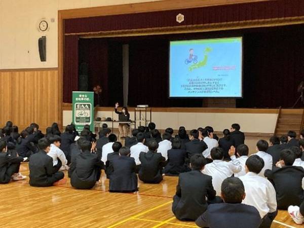 ＜自転車の安全利用促進委員会レポート＞ヘルメットの重要性や安全利用するためのルールについて講演　福井県立科学技術高等学校の自転車通学を始めた新一年生約170名が自転車の安全について学ぶ「交通安全教室」を開催