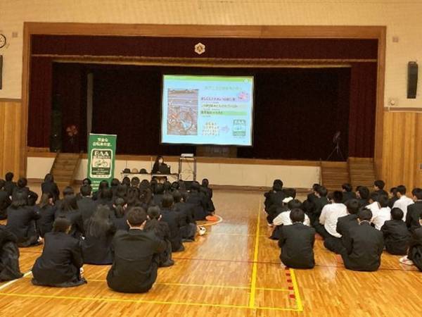 ＜自転車の安全利用促進委員会レポート＞ヘルメットの重要性や安全利用するためのルールについて講演　福井県立科学技術高等学校の自転車通学を始めた新一年生約170名が自転車の安全について学ぶ「交通安全教室」を開催