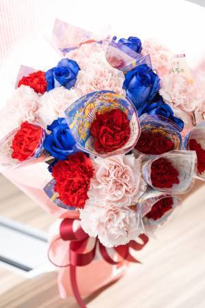 コロナ5類移行後の母の日に“母への愛・感謝・夢かなう”の花言葉を持つ花と宝くじ10枚がセットに！億万長者の夢がふくらむ？！豪華な花束が登場「ドリームジャンボおカアね～しょん」5月12日(金)～14日(日)まで1日限定1セット 15,000円(税込)で販売