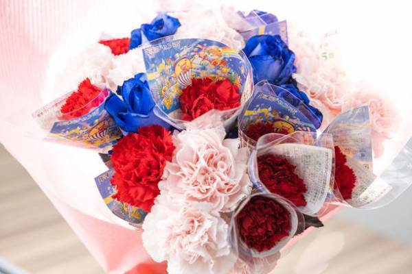 コロナ5類移行後の母の日に“母への愛・感謝・夢かなう”の花言葉を持つ花と宝くじ10枚がセットに！億万長者の夢がふくらむ？！豪華な花束が登場「ドリームジャンボおカアね～しょん」5月12日(金)～14日(日)まで1日限定1セット 15,000円(税込)で販売