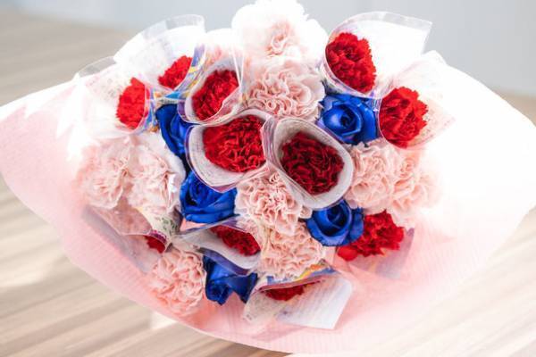 コロナ5類移行後の母の日に“母への愛・感謝・夢かなう”の花言葉を持つ花と宝くじ10枚がセットに！億万長者の夢がふくらむ？！豪華な花束が登場「ドリームジャンボおカアね～しょん」5月12日(金)～14日(日)まで1日限定1セット 15,000円(税込)で販売