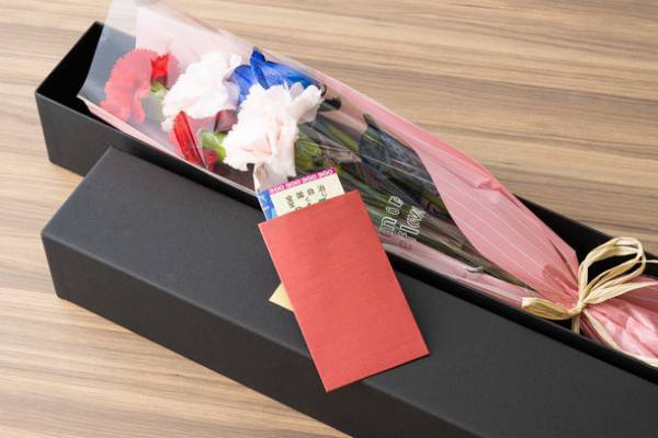 コロナ5類移行後の母の日に“母への愛・感謝・夢かなう”の花言葉を持つ花と宝くじ10枚がセットに！億万長者の夢がふくらむ？！豪華な花束が登場「ドリームジャンボおカアね～しょん」5月12日(金)～14日(日)まで1日限定1セット 15,000円(税込)で販売