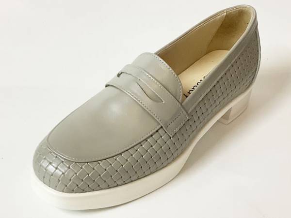 2023春夏新作パンプス！衝撃吸収するソールで歩きやすいandsteadyWalkingソールローファー　3カラーでリリース