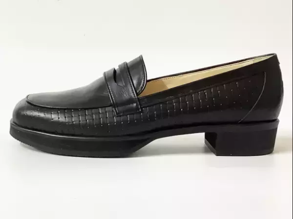 2023春夏新作パンプス！衝撃吸収するソールで歩きやすいandsteadyWalkingソールローファー　3カラーでリリース