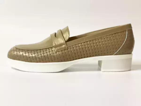 2023春夏新作パンプス！衝撃吸収するソールで歩きやすいandsteadyWalkingソールローファー　3カラーでリリース