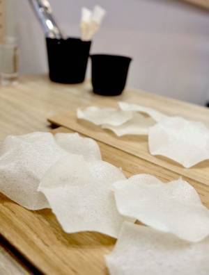 「神楽坂地蔵屋」と「ありおりはべいまそかり」がコラボ！7月1日から厳選したお米で作る“手焼きせんべい作り体験”を提供