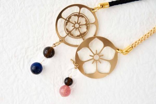 岐阜県発　金属製品のレーザー加工技術が光る“真鍮透かし彫り”が「和かざり」で登場！家紋をあしらったアクセサリー　2023年5月、Makuakeにてプロジェクト開始