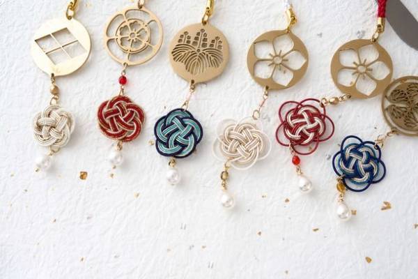 岐阜県発　金属製品のレーザー加工技術が光る“真鍮透かし彫り”が「和かざり」で登場！家紋をあしらったアクセサリー　2023年5月、Makuakeにてプロジェクト開始