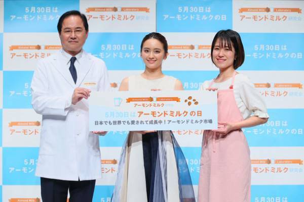 岡田結実さんが5月30日の『アーモンドミルクの日』をお祝い　アーモンドミルクの魅力をクイズで学び、手作りに初挑戦！これからの暑い夏にぴったりなアーモンドミルクレシピの美味しさも新発見