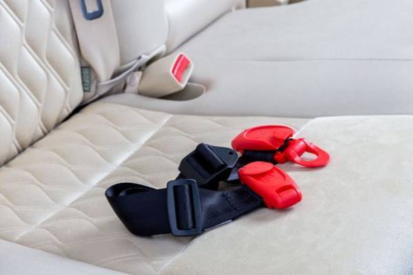 夏の遠出や旅先でもこれで安心簡単！便利！安全！異例のヒット商品！ポケットサイズなのにチャイルドシートの代わりに！！さまざまなメディアでも大注目！