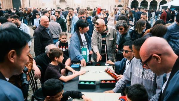 スーパーカーの本場・イタリア「モーターバレーフェスト」で超精密スーパーカー消しゴムの「カー消し相撲バトル」を初披露！