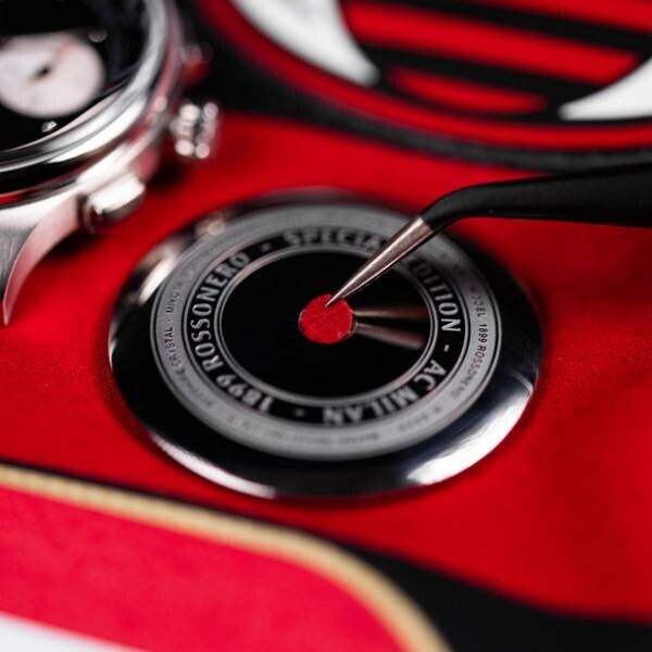 ≪ACミラン公式腕時計≫アバウト・ヴィンテージが公式パートナーとして活躍選手のユニフォーム入り腕時計の発売発表　3種類の展開で、5月29日(月曜)から2週間の期間限定販売