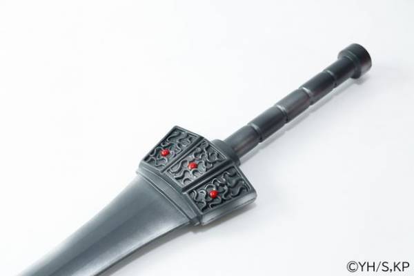 今までにない商品をラインナップする通販ショップ『キャラクターベースおきた』より人気作品「キングダム」の迫力あるサイズの武器フィギュアが登場。