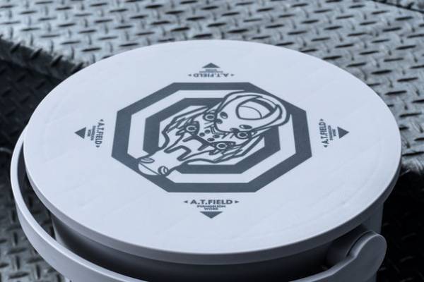エヴァンゲリオンのワークブランド「A.T.FIELD」より、多用途収納＆イスとしても使えるワークバケットが5月30日発売