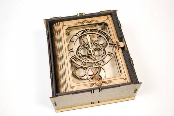 歯車や針まで自然の温もりを感じる天然木！ウクライナ発の洗練されたデザインの木製時計「MadClockMaker」がMakuakeにて予約販売開始