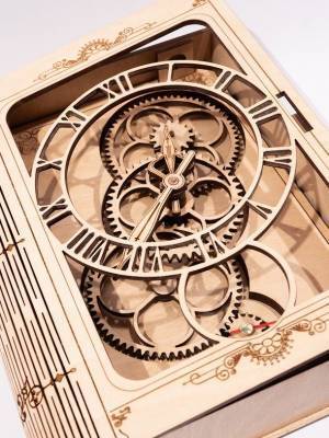 歯車や針まで自然の温もりを感じる天然木！ウクライナ発の洗練されたデザインの木製時計「MadClockMaker」がMakuakeにて予約販売開始