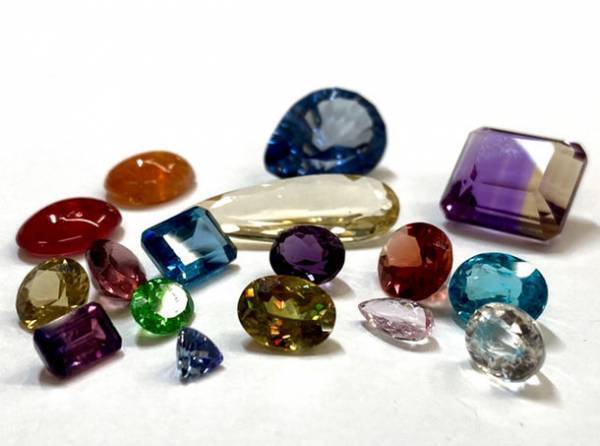 8月14日は「裸石の日」！宝石ルースを扱う日本最大級のショップ「東洋ルース」が制定し日本記念日協会が認定！物価高の時代に1点500円からの販売で“ルースブーム”到来中！