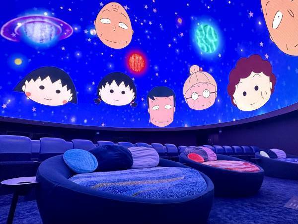 まる子に訪れる「素敵な出会い」を描いたオリジナルストーリープラネタリウムちびまる子ちゃん 南十字星に魅せられて同時上映はまる子声優、TARAKOさんによる「星空散歩 夏」