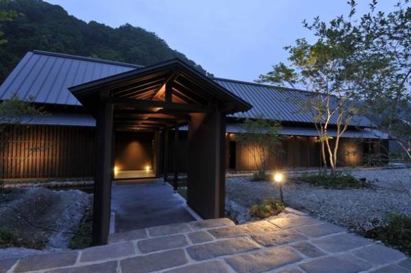 岩手・湯川温泉「山人-yamado-」　地元特産「西わらび」の最高品質『黒わらび』の水煮を販売！6月30日まで自社お取り寄せ通販サイトにて