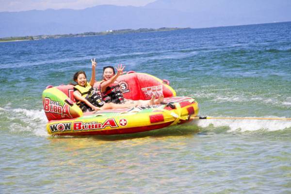 日本最大級！水上アスレチック「アドベンチャーウォーターパーク」　琵琶湖・白ひげビーチに7/1～9/24期間限定オープン！今年は全国最大級の「ツインスライダー」が登場！