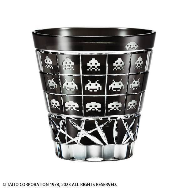 『スペースインベーダー』の誕生45周年を記念してゲームの世界観を伝統文様とともに表した江戸切子グラスが登場！