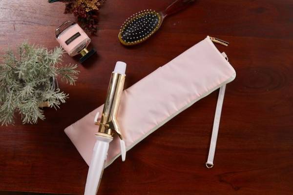 210℃のあつあつヘアアイロンをすぐしまえる！耐熱ヘアアイロンポーチ 人気No.1の“ピンク”を6月にリニューアル販売開始