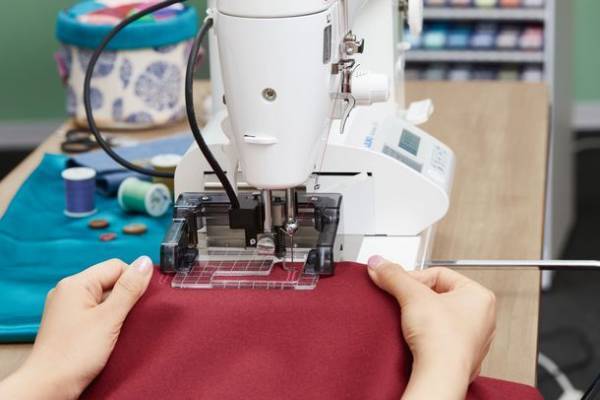 職業用ミシンの活用の幅を格段に拡げるコンピュータ式のボタンホール専用装置「EB-1ボタンホーラー」を新発売