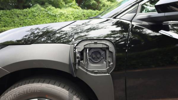 旅客運送事業の総合企業「国際ハイヤー」が初EV車両を本格導入　環境に優しく滑らかな走行性能・静音性で快適に