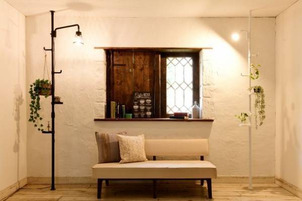 “突っ張り”なので設置が簡単！スッキリ＆おしゃれに照らす「突っ張りインテリアライト WIL-SPOT／WIL-MID」を新発売