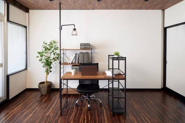 “突っ張り”なので設置が簡単！スッキリ＆おしゃれに照らす「突っ張りインテリアライト WIL-SPOT／WIL-MID」を新発売