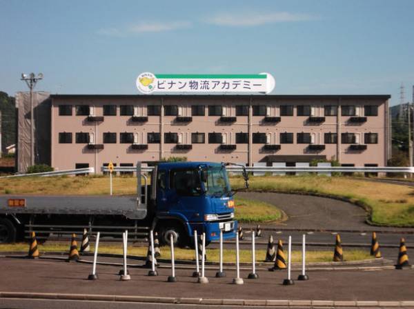 累計6,000人の大型免許取得者実績　広島県福山市の備南自動車学校が大型免許取得と就職企業斡旋をしてくれる「ビナン物流アカデミー」をリニューアル　～2024年問題トラックドライバー不足解消へ～