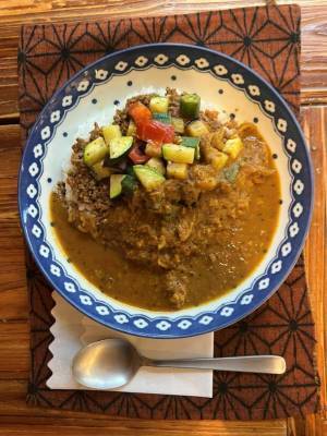 神楽坂の老舗居酒屋「酒庵きん助」の新メニュー「夏野菜のスパイシー薬膳カレー」が6月20日発売！薬膳理論に基づいた調理法が特徴