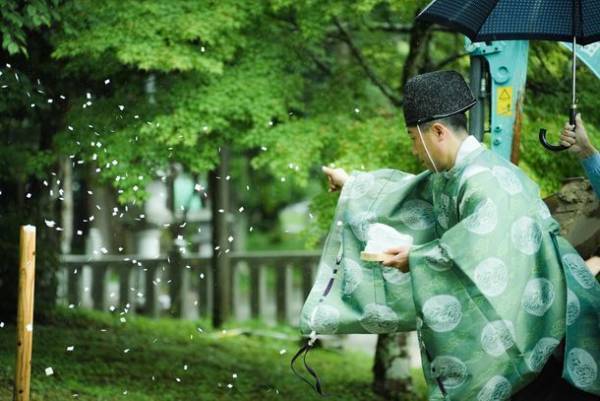 滋賀県犬上郡・大瀧神社の犬上神社に祀られる“神犬”に松を献樹　～地域に伝わる神話に登場する忠犬「小石丸」～