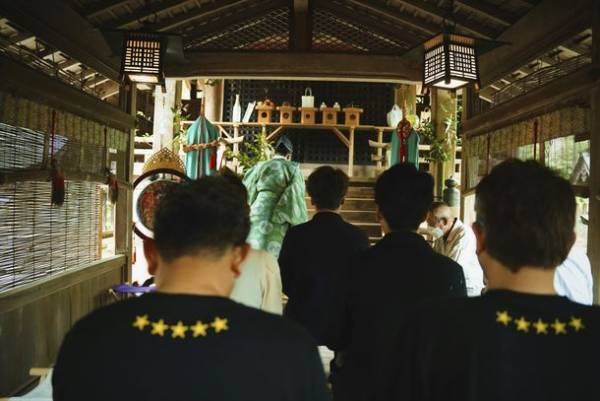 滋賀県犬上郡・大瀧神社の犬上神社に祀られる“神犬”に松を献樹　～地域に伝わる神話に登場する忠犬「小石丸」～