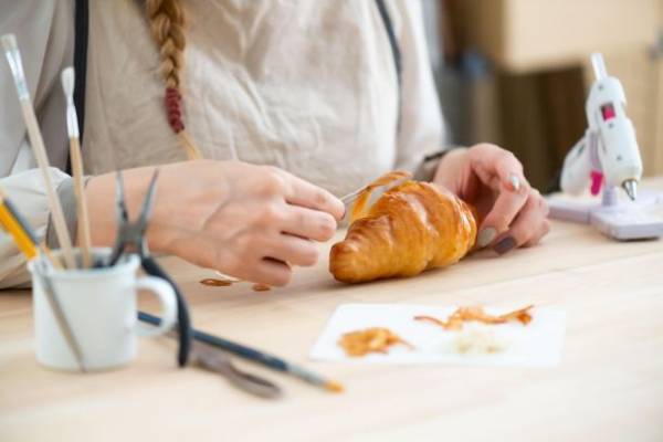 本物のパンからできたライト「PAMPSHADE(パンプシェード)」のスペシャルオーダー(特注品)の一般受付開始！～あなたのとっておきのパンがアートに～