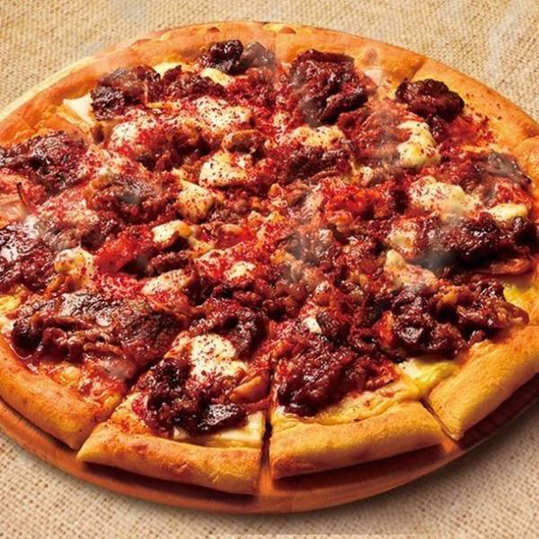 昨年世代問わず大好評だった「鬼辛PIZZA地獄の一撃」をデスソース増量の辛さMAX、旨さもアップして新登場！さらに激辛マニア悶絶の「鬼辛3品」を一挙6月28日販売開始！