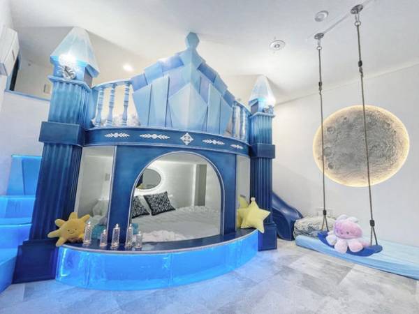 泊まれるからくり屋敷『Holy House』の第三弾、泊まれる仮想世界『Holy Planet』東京都北区滝野川にオープン！