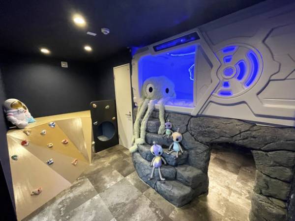 泊まれるからくり屋敷『Holy House』の第三弾、泊まれる仮想世界『Holy Planet』東京都北区滝野川にオープン！