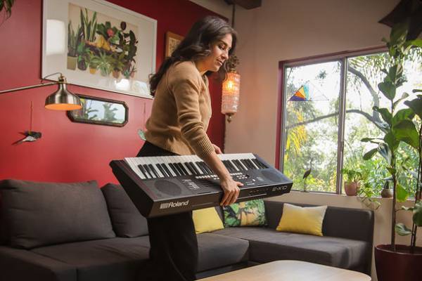 スタイリッシュな軽量ボディに多彩な音色や自動伴奏機能を搭載。気軽に演奏を楽しめるポータブル・キーボードを発売