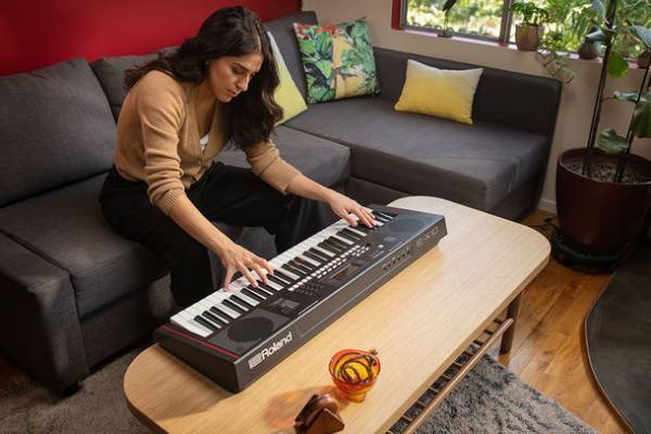 スタイリッシュな軽量ボディに多彩な音色や自動伴奏機能を搭載。気軽に演奏を楽しめるポータブル・キーボードを発売