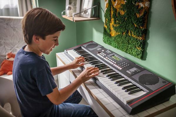 スタイリッシュな軽量ボディに多彩な音色や自動伴奏機能を搭載。気軽に演奏を楽しめるポータブル・キーボードを発売