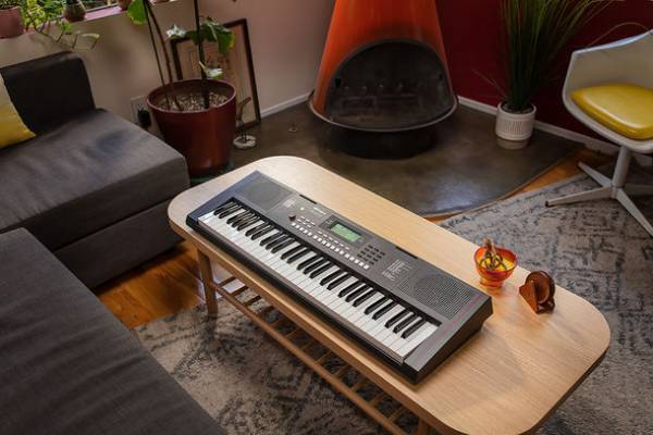 スタイリッシュな軽量ボディに多彩な音色や自動伴奏機能を搭載。気軽に演奏を楽しめるポータブル・キーボードを発売