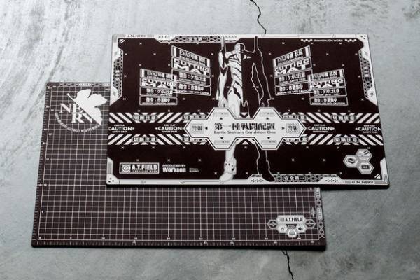 エヴァンゲリオンのワークブランド「A.T.FIELD」より、機体をイメージしたカッター＆カッターマットが6月30日発売