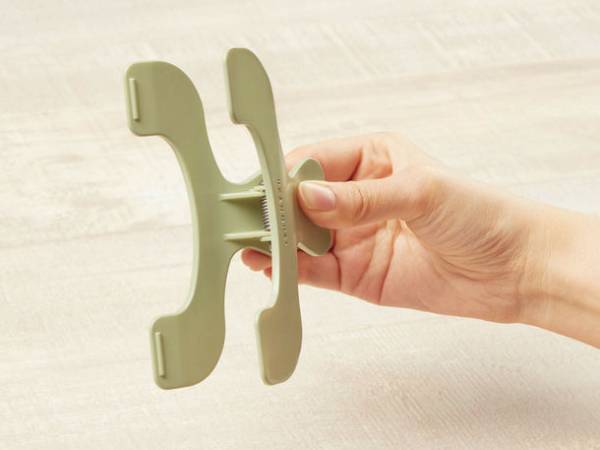 見たいページを開いたままキープできるブックストッパー　ウカンムリの形に思わず納得の『ウカンムリクリップ』6月下旬より発売