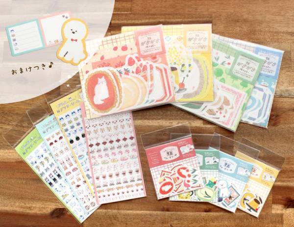 お菓子になりすましたどうぶつたちが描かれた文具雑貨「お菓子などうぶつ工房」シリーズを発売