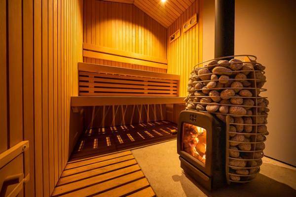 東京都あきる野市のグランピング施設「KEIKOKU」　専用薪焚きサウナとプールを新設しリニューアルオープン