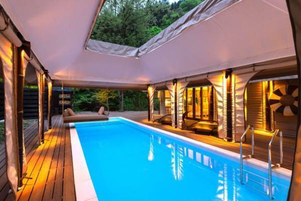 東京都あきる野市のグランピング施設「KEIKOKU」　専用薪焚きサウナとプールを新設しリニューアルオープン