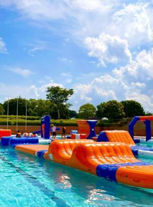 京都府宇治市の『太陽が丘ファミリープール』7/15オープン！水上とプールサイドに巨大なアトラクションプールが登場
