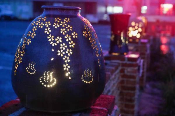 佐賀「武雄温泉物産館」が国道34号線沿いの外構部に伝統陶芸“武雄焼”のランプシェードを設置