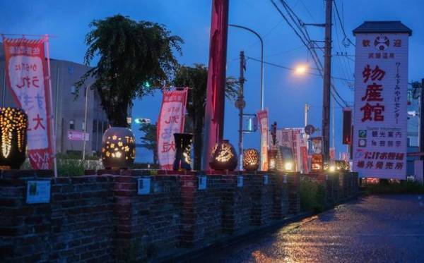佐賀「武雄温泉物産館」が国道34号線沿いの外構部に伝統陶芸“武雄焼”のランプシェードを設置